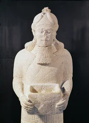 Statuetta di un uomo che porta una scatola, da Arslan Tach, Siria (dettaglio)